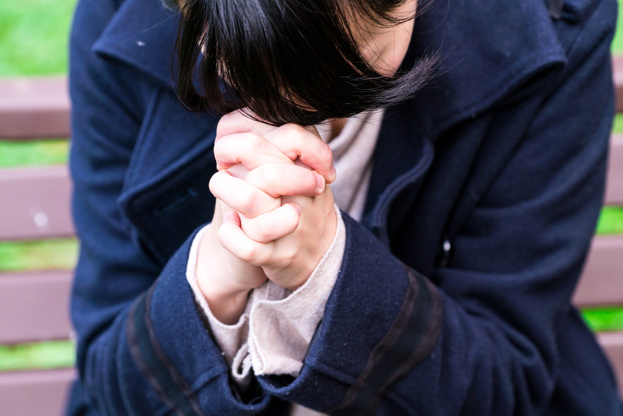祈る女性