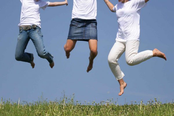 ジャンプする3人