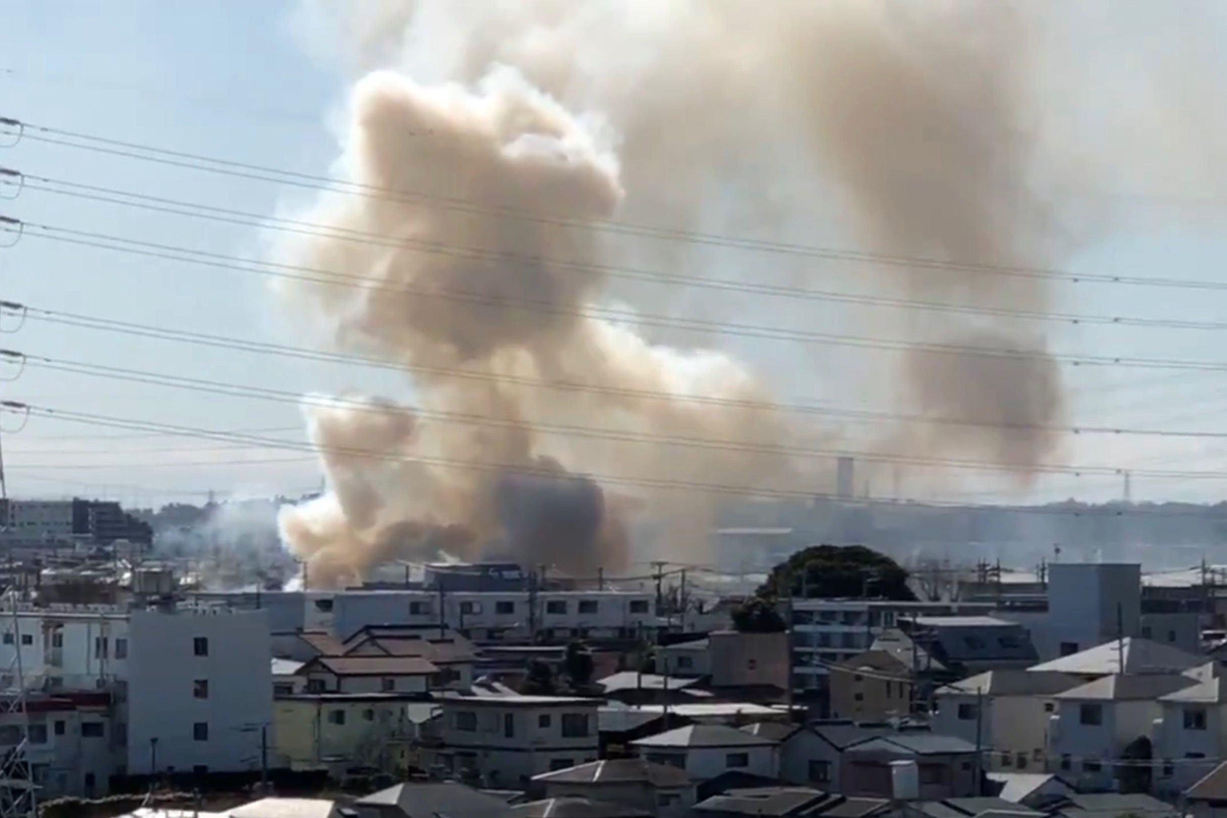 藤沢市で大きな白煙があがる火災発生　「煙臭く窓が開けられない」