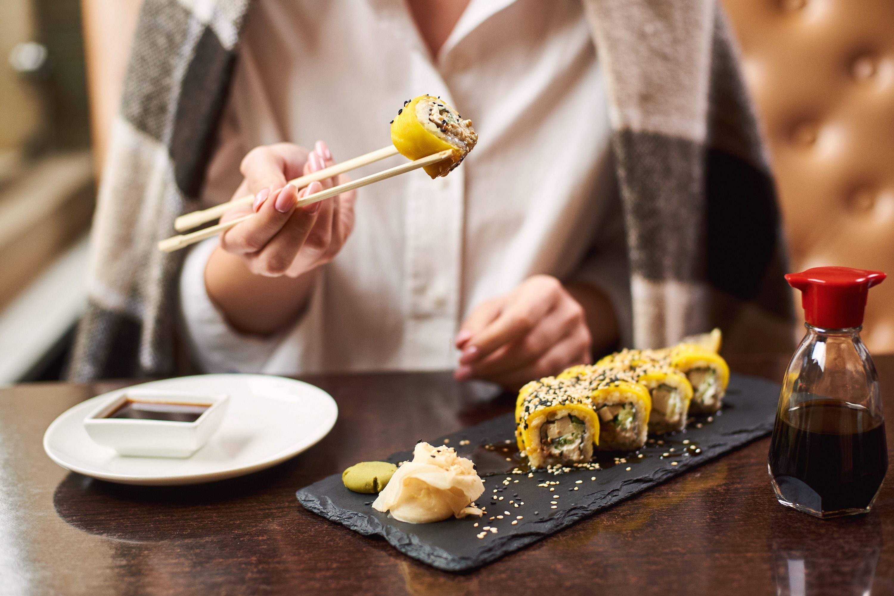 食事をする女性