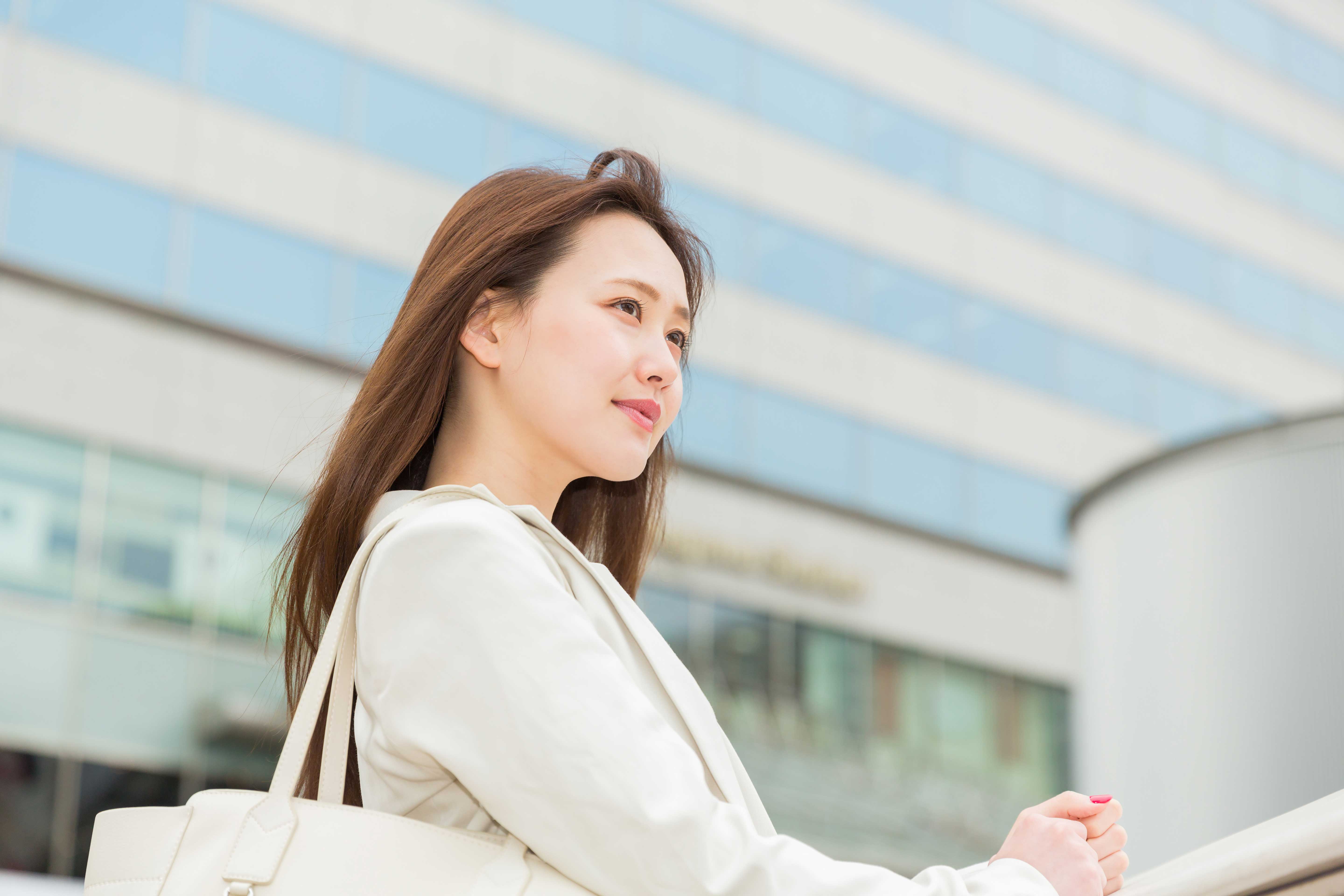 進む女性