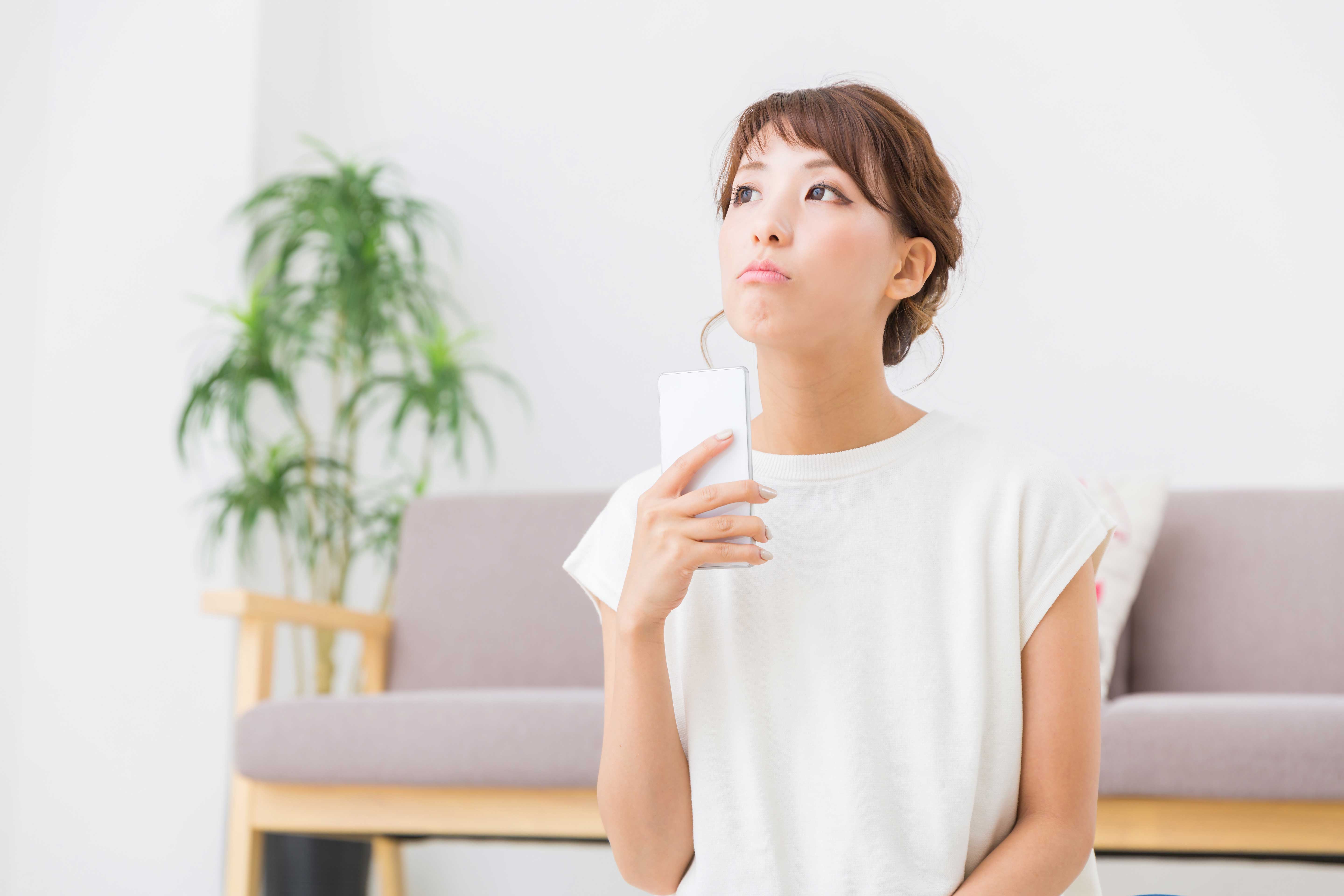 スマホを使う女性
