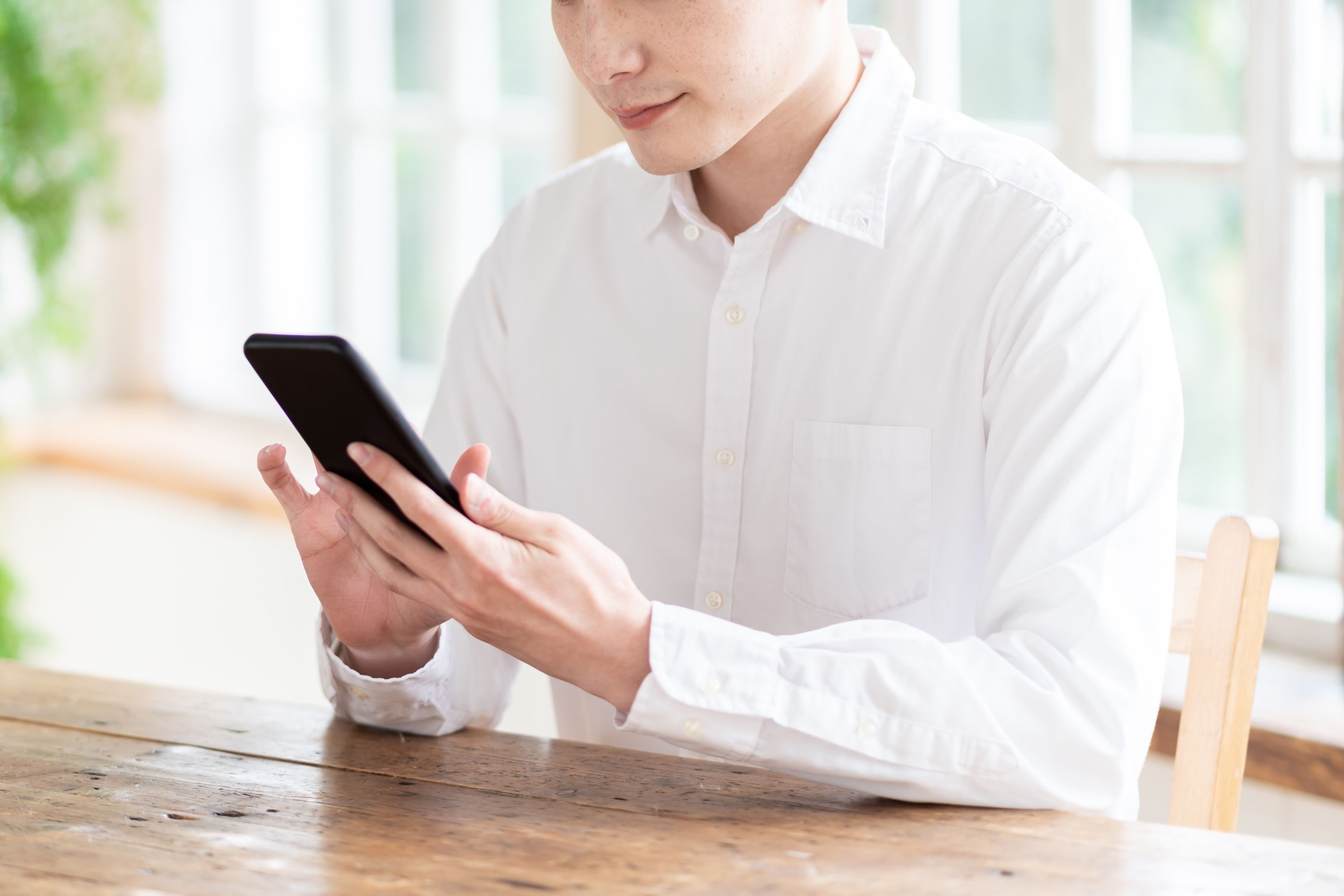 スマホを持つ男性