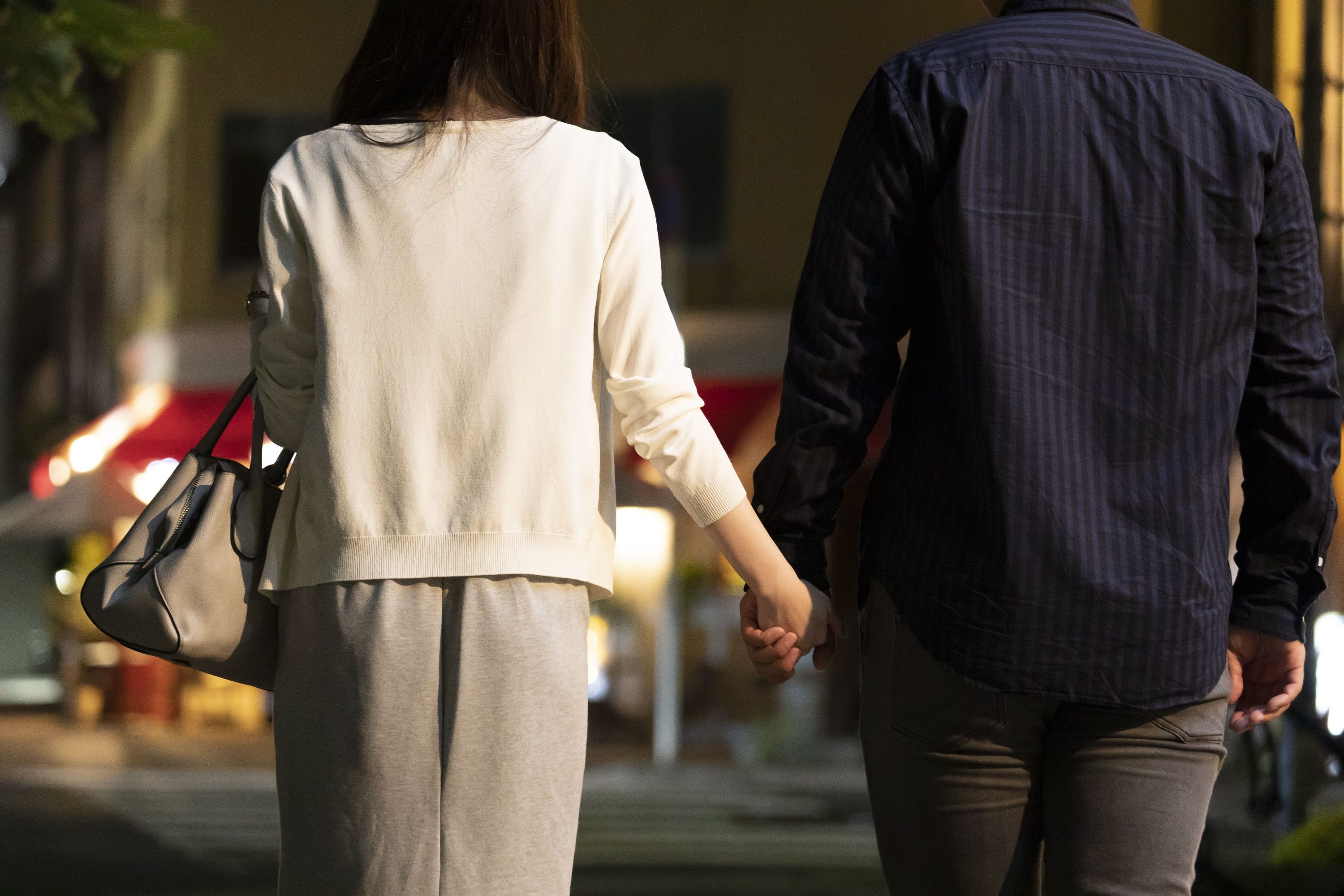 夜の繁華街を行く男女