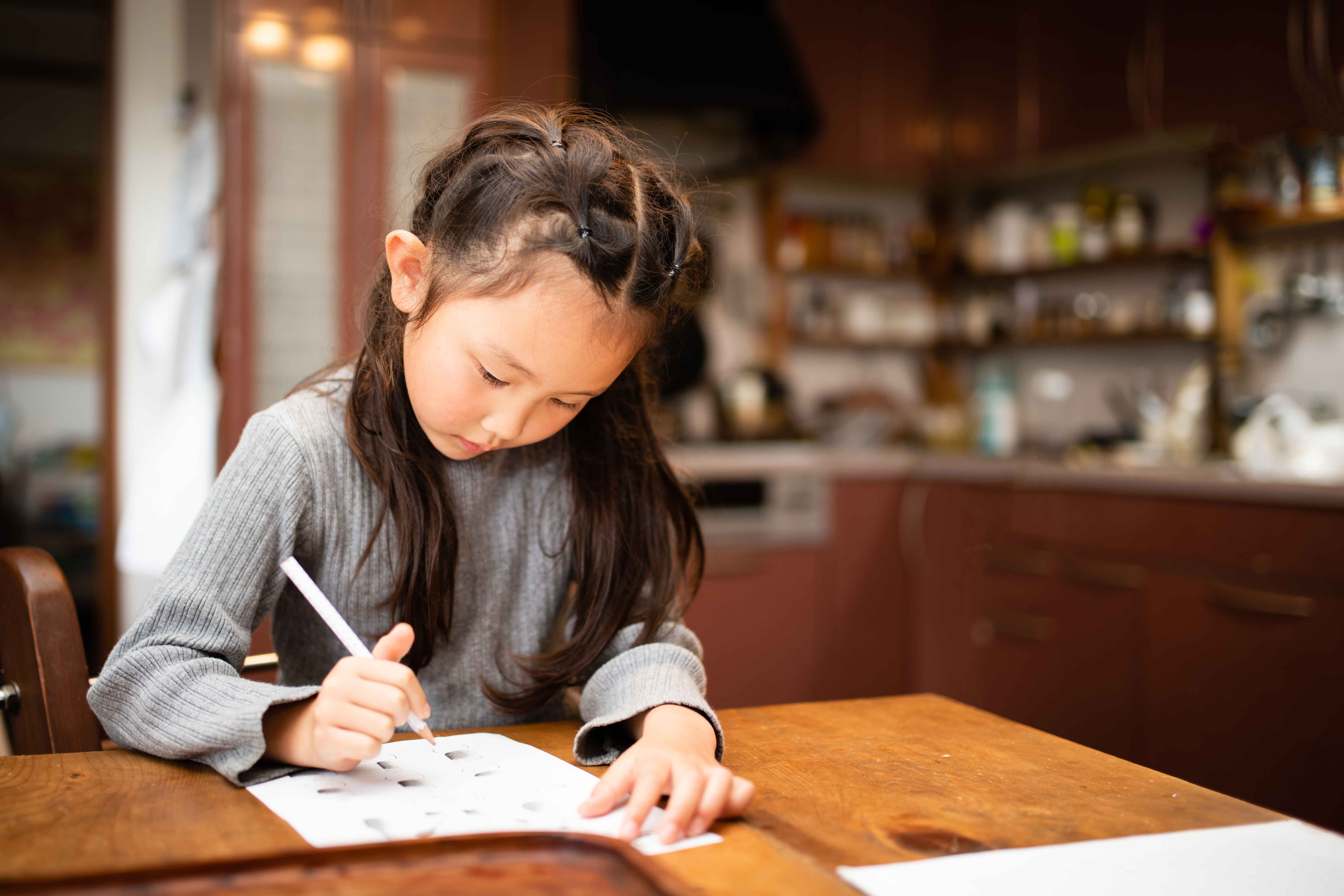 宿題をする子供
