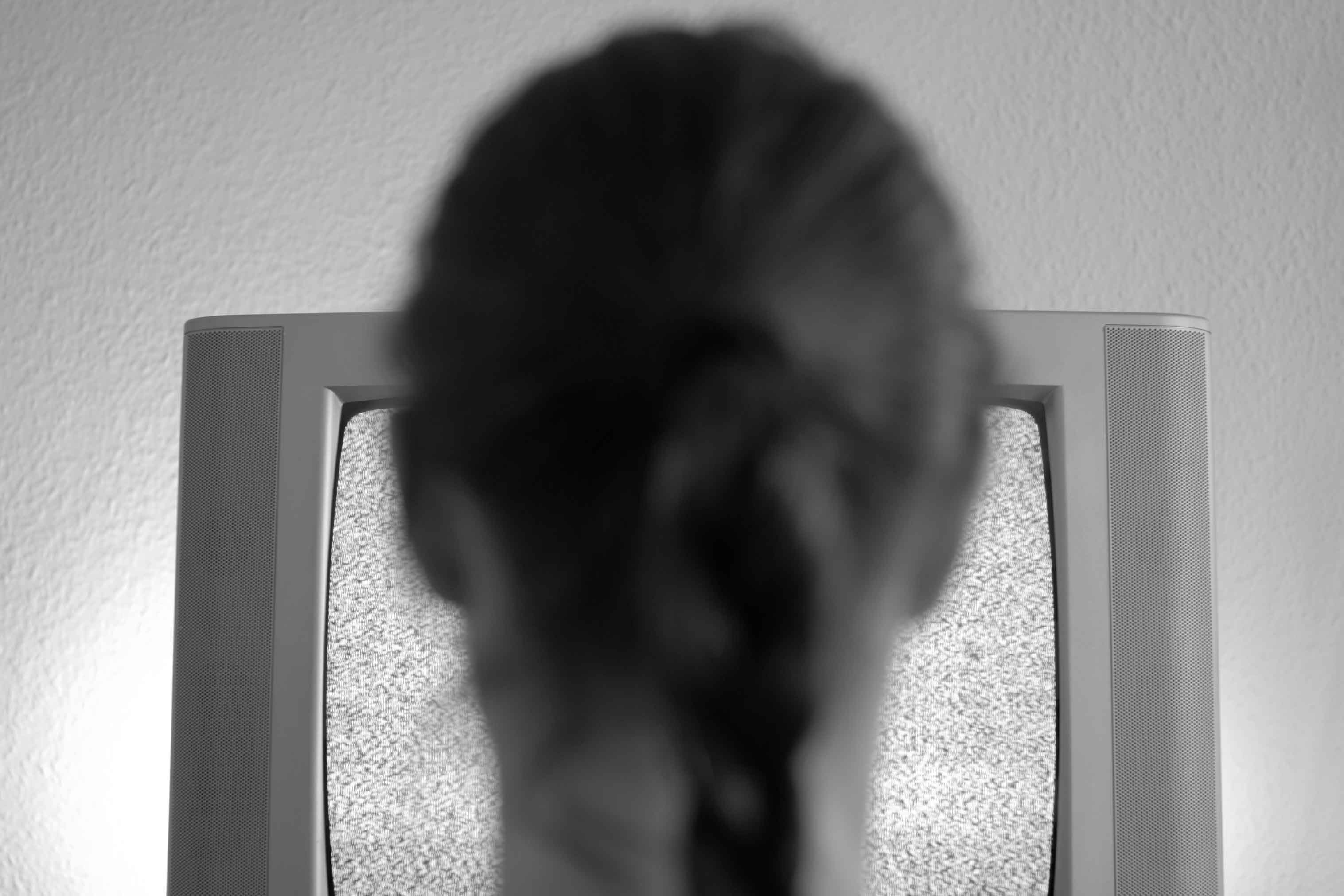 怖い映像にはまる女性
