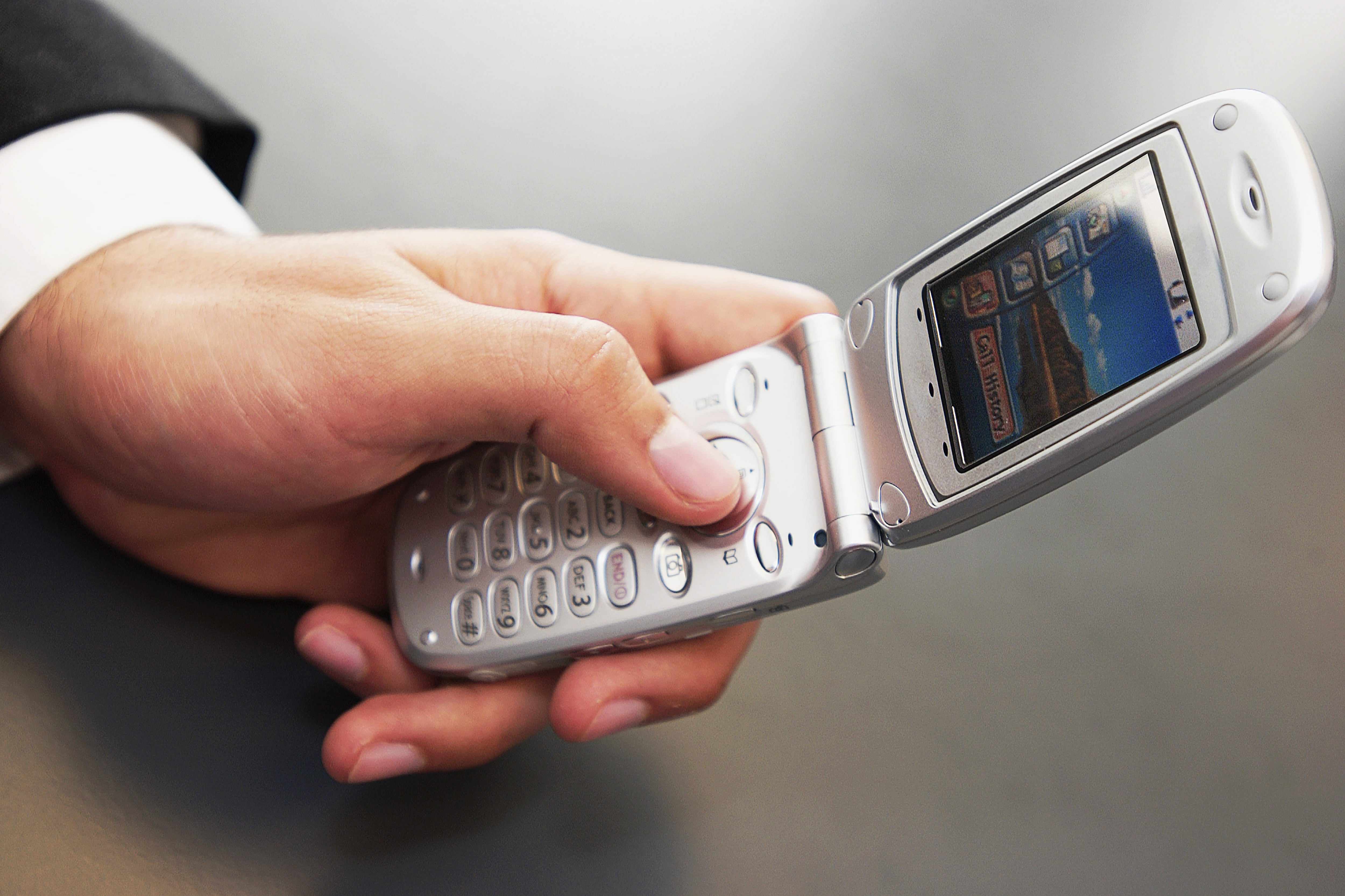 柄本佑 スマホからガラケーに戻した理由を告白 マジかわいい と好感度急上昇 Gettyimages