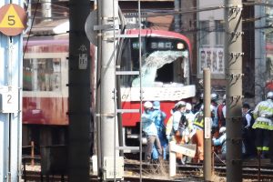 京急神奈川駅の人身事故で消防車両12台出動　運転席ガラス破壊で2名負傷