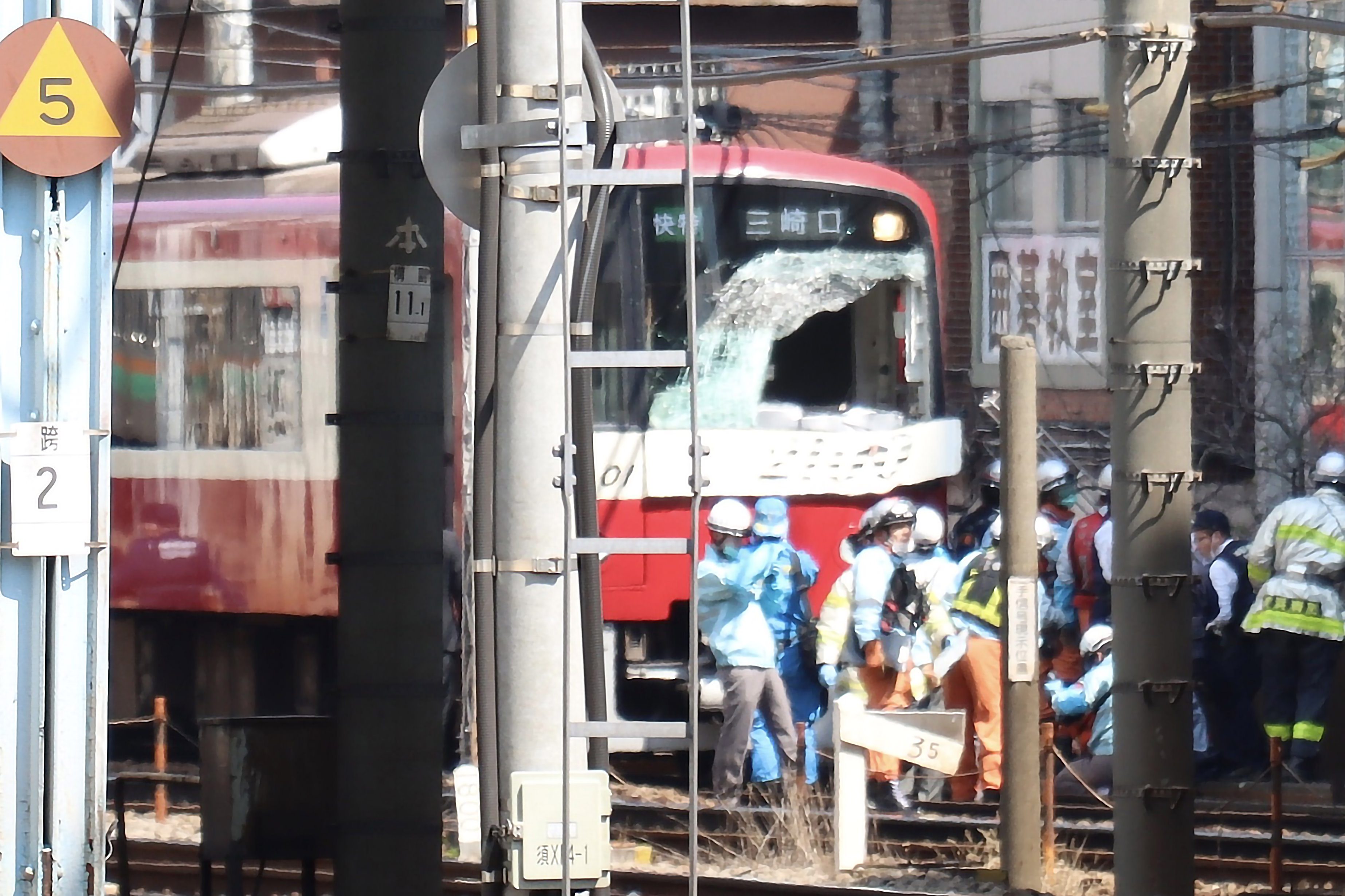 京急神奈川駅の人身事故で消防車両12台出動 運転席ガラス破壊で2名負傷 ニュースサイトしらべぇ