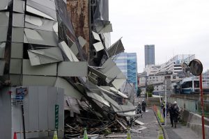 横浜のホテルでパネル崩落事故発生　消防車両10台出動の目撃者に聞いた