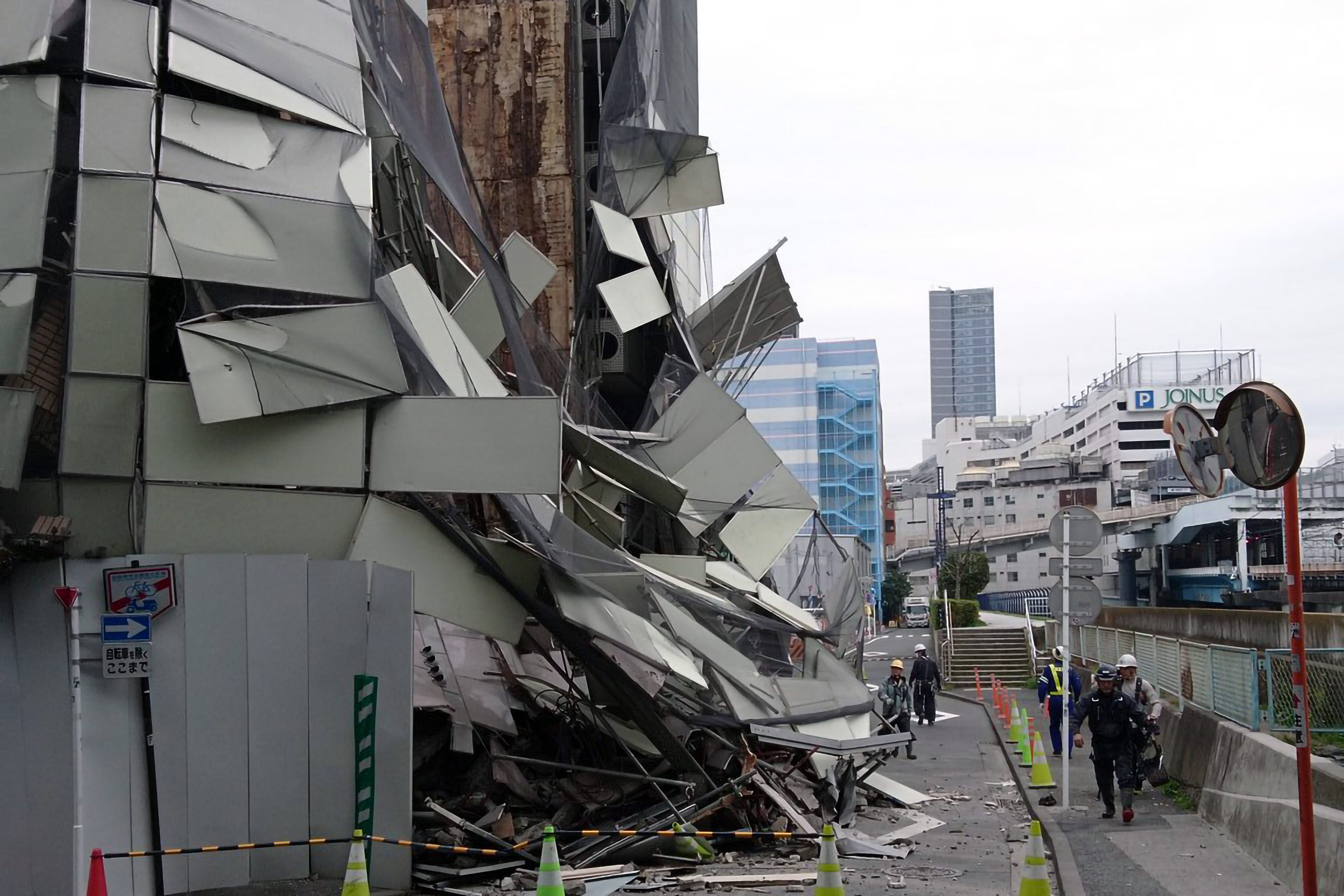 横浜のホテルでパネル崩落事故発生 消防車両10台出動の目撃者に聞いた ニュースサイトしらべぇ