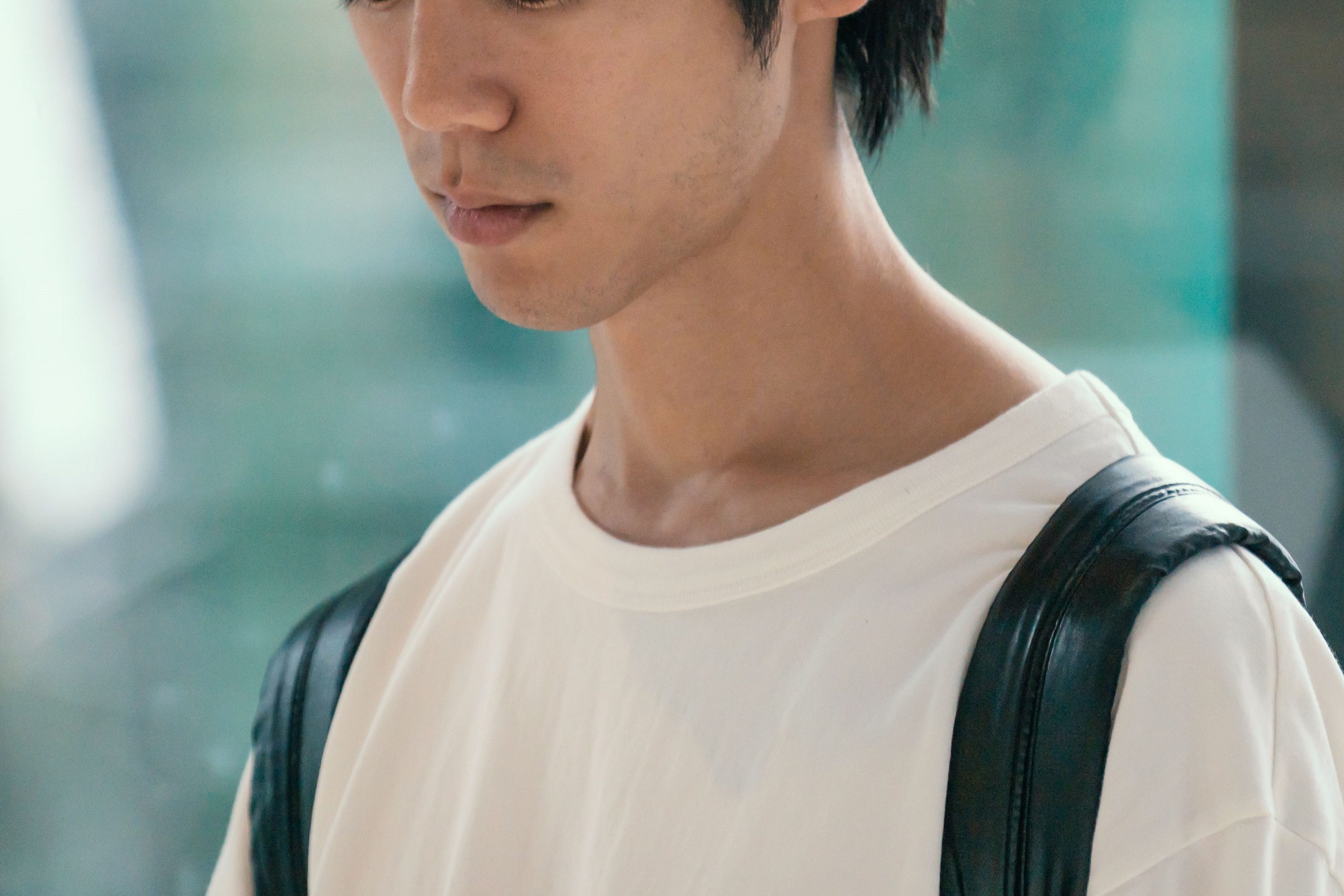 落ち込む男性