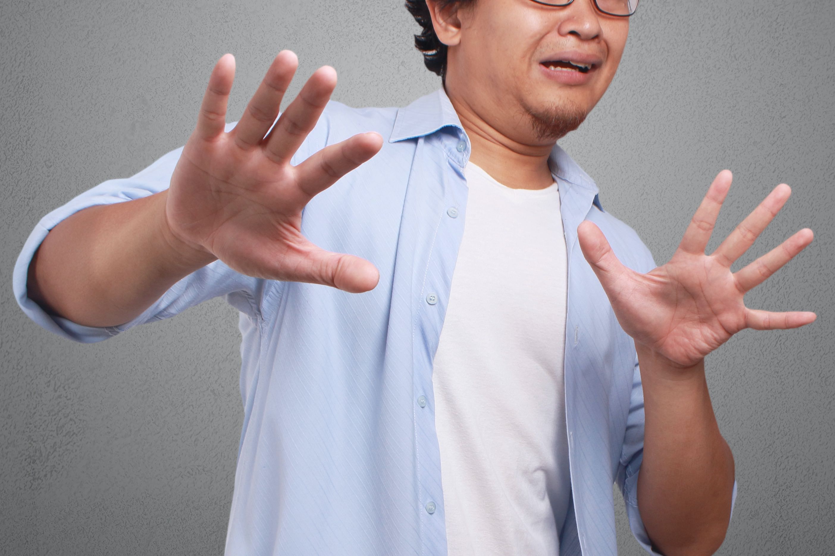 恐怖する男