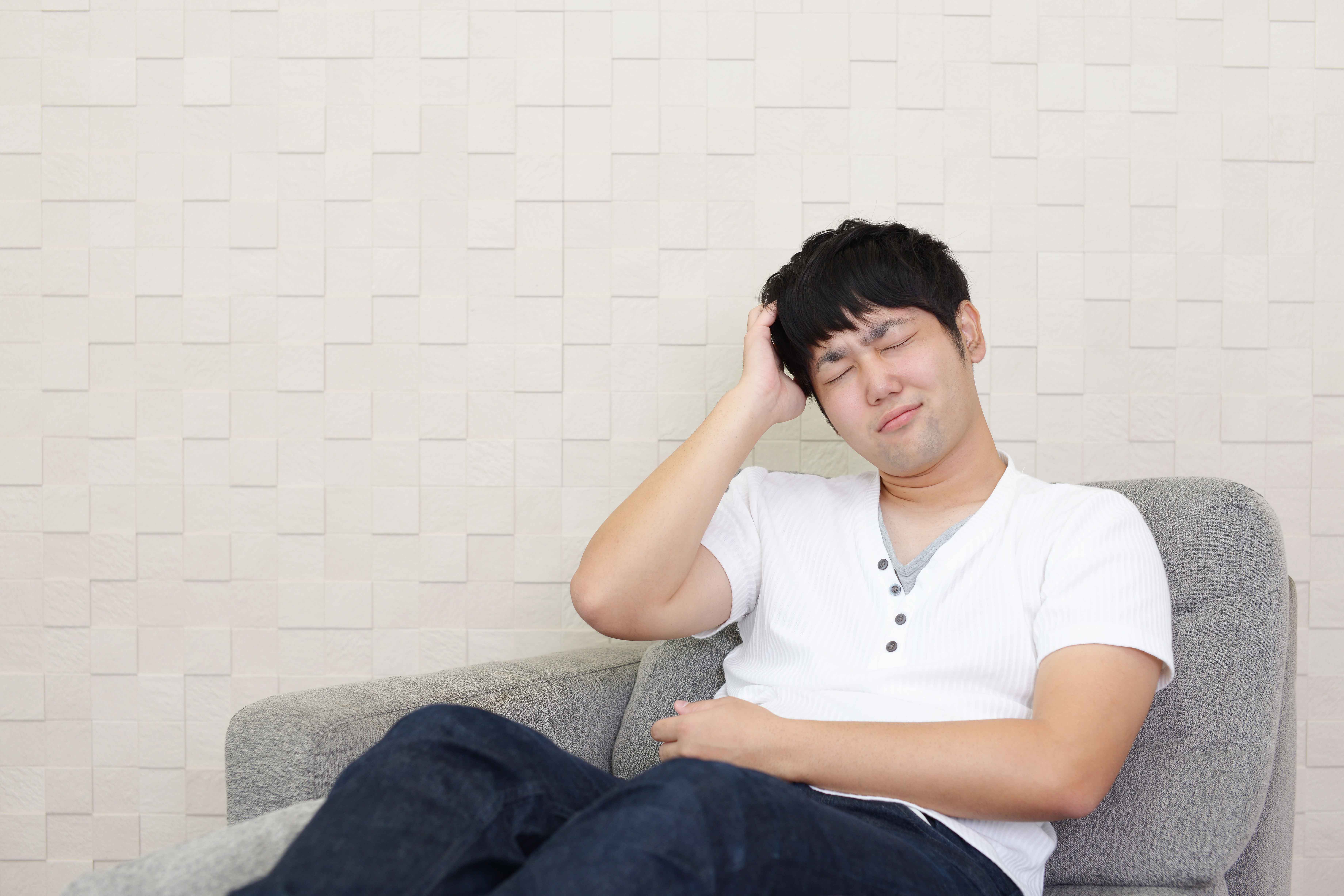 家の中で困った男性