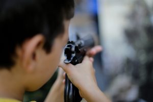 遺棄された銃をおもちゃと思い込んだ5歳児　12歳の兄を誤って射殺