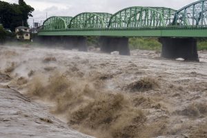 河川氾濫が相次ぐ九州　報道番組の映像に「川行く人増えそう」と疑問の声