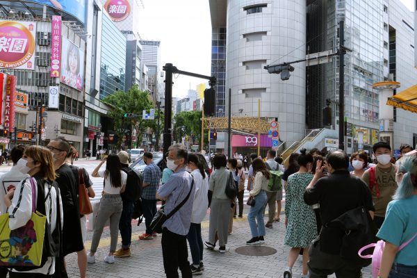 緊急事態宣言明け初の週末 渋谷に人混み戻るも9割以上がマスク着用 ニュースサイトしらべぇ