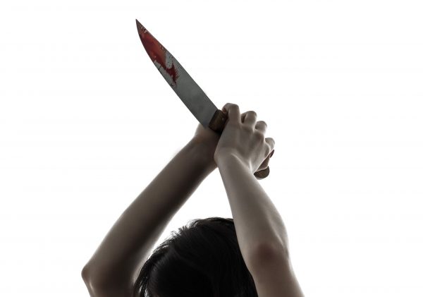 ナイフで刺す少女