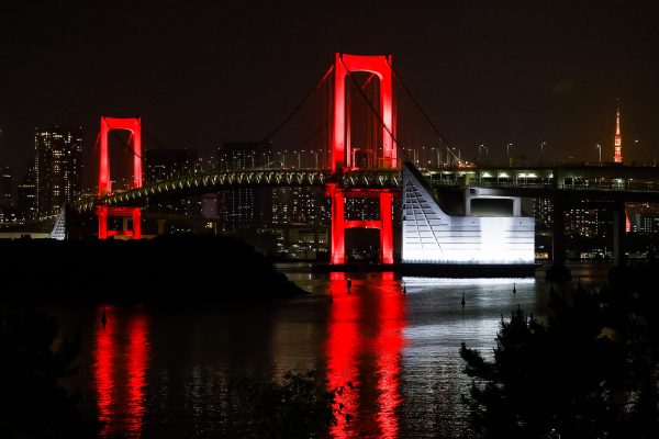 東京アラート発動でレインボーブリッジと都庁が赤く染まる インスタ映えで集まる野次馬も Sirabee