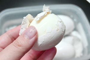『伊東家の食卓』裏ワザを再検証した結果が感動的　ゆで卵をつるりと剥くには…