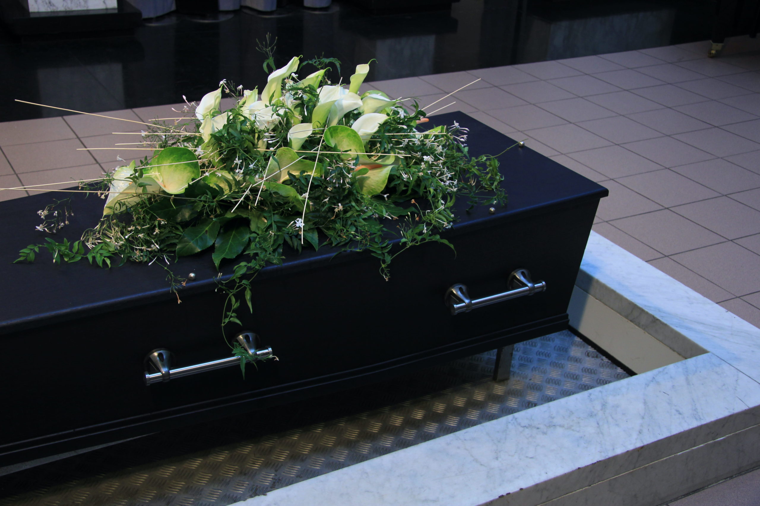 Цветы в крематорий. Цветы на кремацию. Цветы на похороны. Цветы для прощания в крематории.