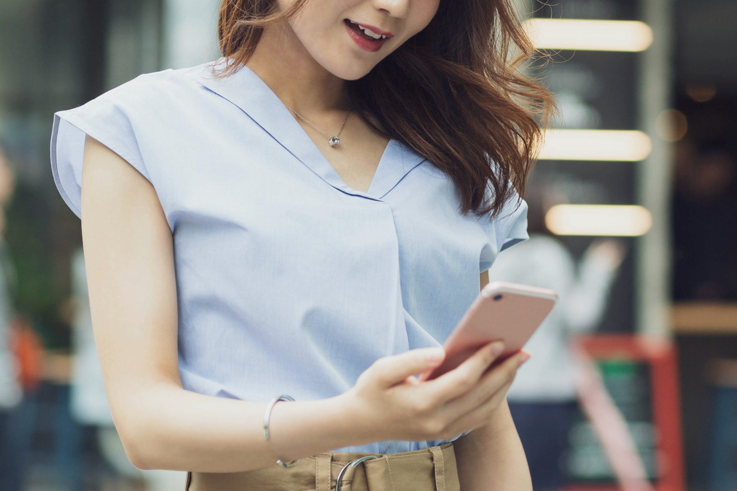 女性・スマートフォン・携帯電話