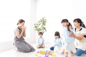 幼稚園教諭による園児暴行が発覚　保護者らの猛抗議がきっかけで解雇処分に