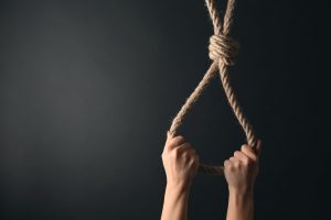 首を吊ろうとした女性を「死ね」とけしかけ…　両脚を引っ張り殺害した男に終身刑