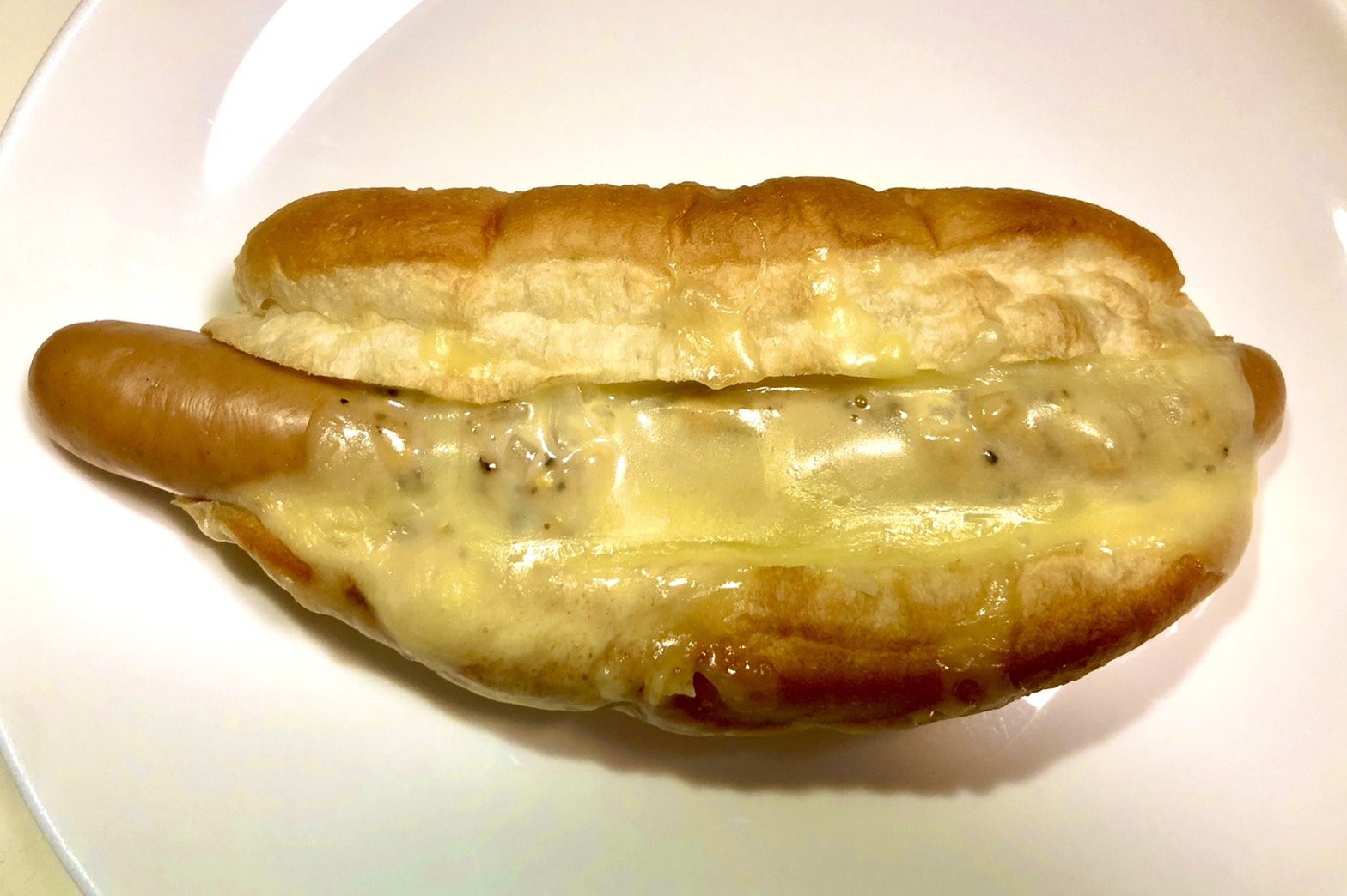 セブンが超カロリーのホットドッグを発売 山盛りチーズに巨大ソーセージ Sirabee