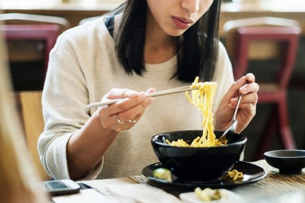 ラーメンを食べる女性