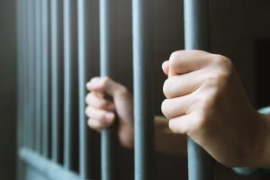 獄中の集団暴行に性犯罪受刑者が「助けて」　涙の訴えを裁判所はあっけなく退ける