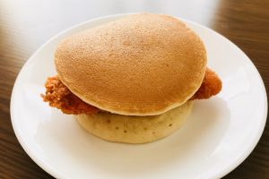 クワトロチーズインファミチキのホットケーキサンド