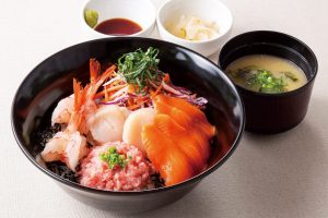 ガスト「北海道産帆立貝柱入り 4種の彩り海鮮丼