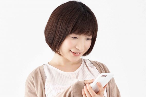 スマートフォンをチェックする女性