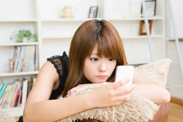 スマホを見る女性