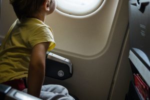 子供が機内で前方の座席をキック　叱らない母親にキレた乗客がパンチで制裁