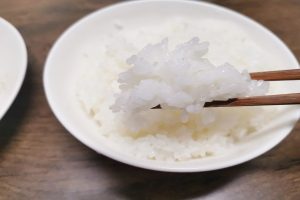 炊飯時に『すし酢』を入れると冷めたご飯が激ウマに？　実際に試した結果