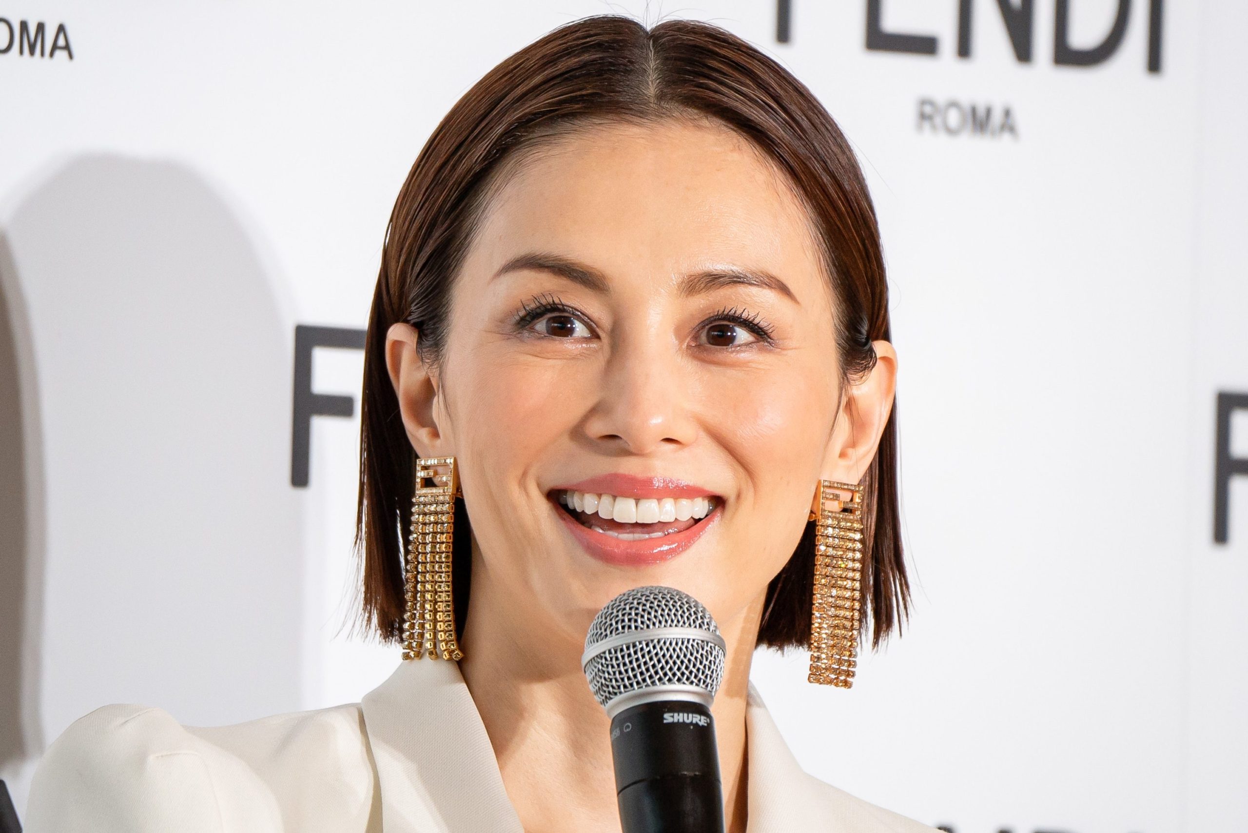 米倉涼子 イベント中に突然 ハプニング 発生 とっさの機転で笑いに変える ニュースサイトしらべぇ