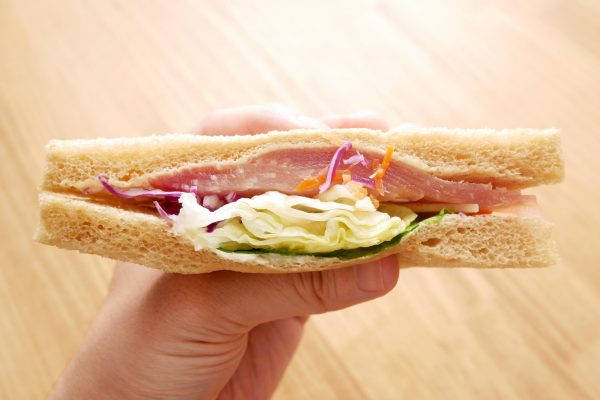 全粒粉サンド　生ハムとベーコンと野菜