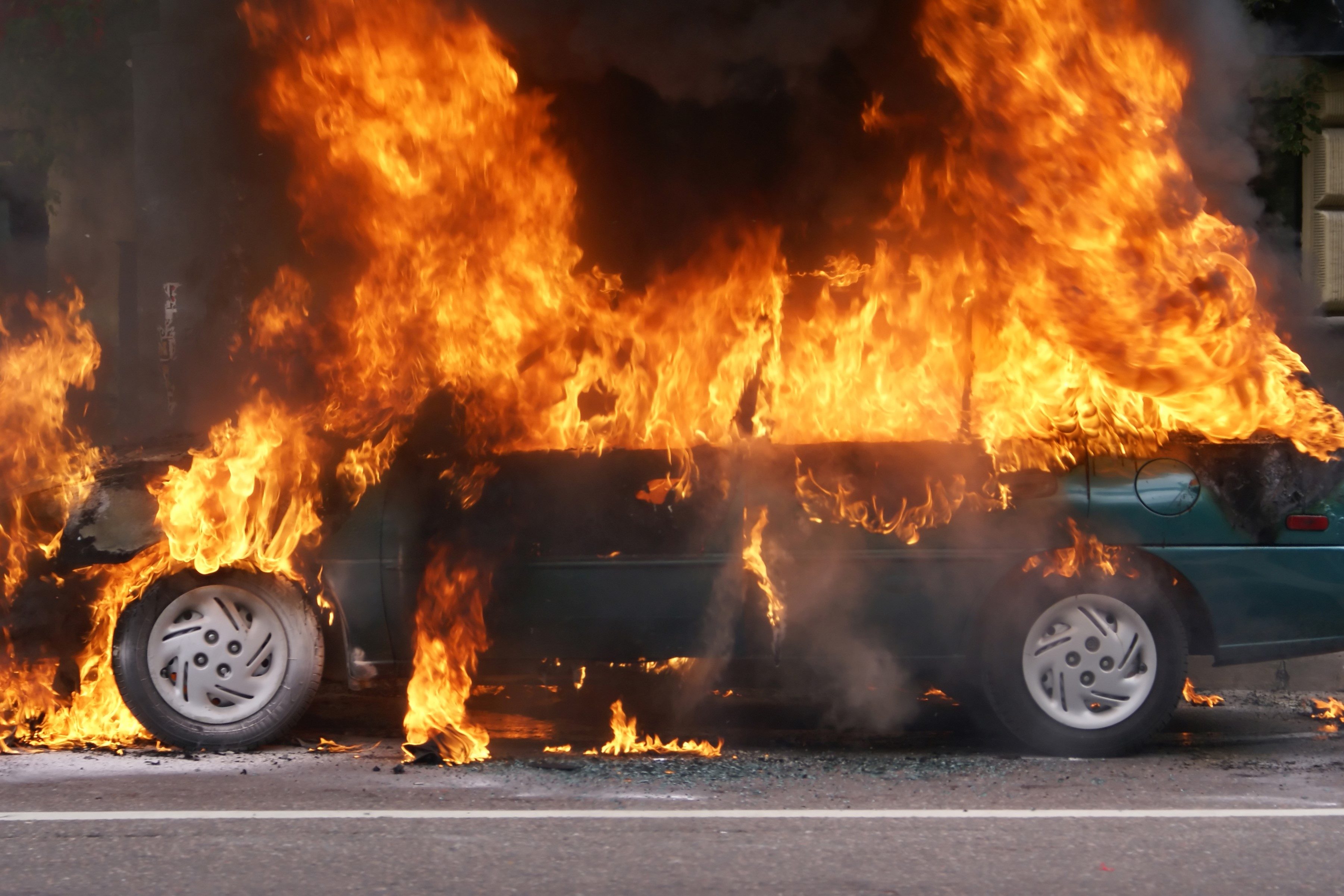炎上する車から恋人を救い出そうと 代女性が全身の8割に火傷を負う事態に ニュースサイトしらべぇ