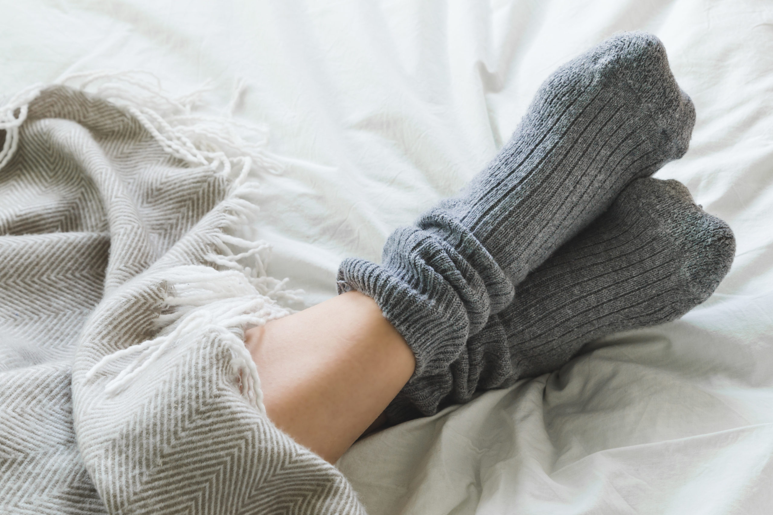 冷え性は靴下を履いて寝てok 女医が教える 熟睡する10 3 2 1 0の法則 Feet Crossed With Gray Socks On Bed Under Blanket 冷え性は靴下を履いて寝てok 女医が教える 熟睡する10 3 2 1 0の法則 Feet Crossed With Gray Socks On Bed Under Blanket