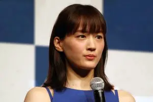 綾瀬はるか、ジェシーとの交際報道で“私服写真”に反響　「ユニクロの広告かと思った」