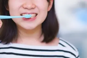 朝起きてすぐの歯磨き、しないと危険な理由に驚き…　「朝食後より重要」な理由があった