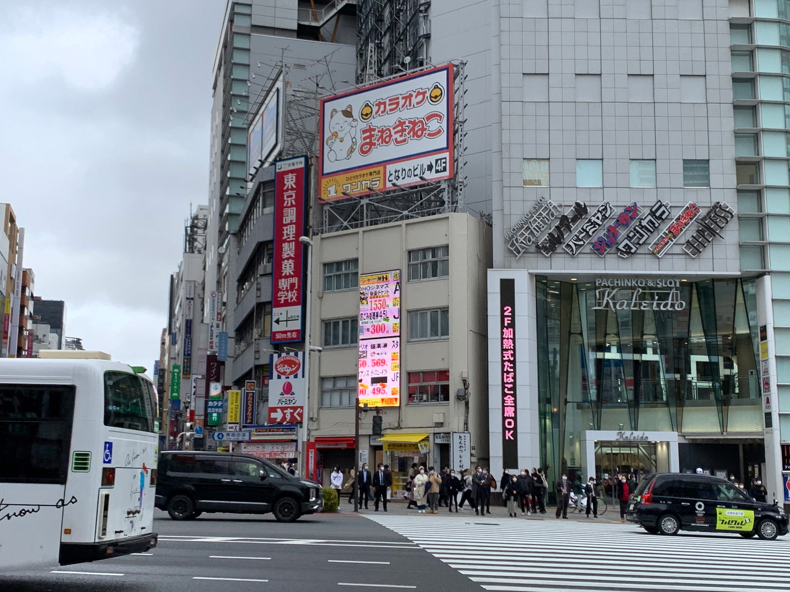 新宿駅西口 街頭ビジョンを見上げると 予想外すぎる表示に 仕事サボってる ニュースサイトしらべぇ