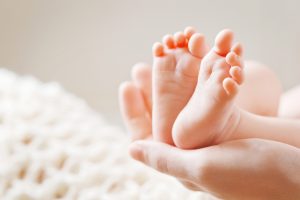 赤ちゃん　手　足