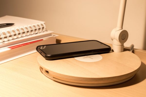 充電中のスマートフォン