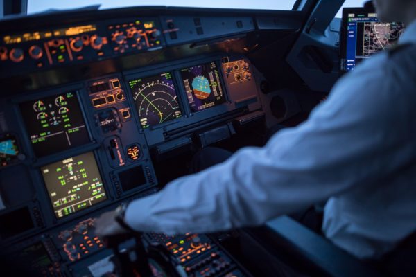 飛行機 コックピット パイロット