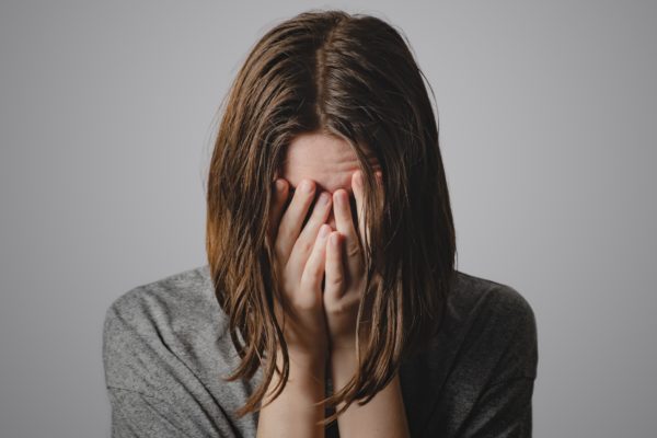 女性・顔・痛い・悲しい・泣く