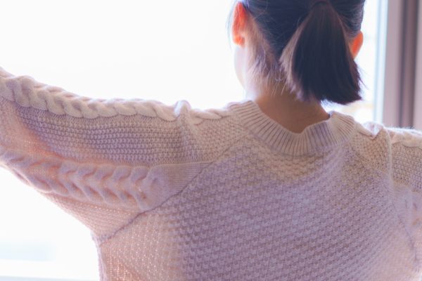 新生活・窓を開ける女性
