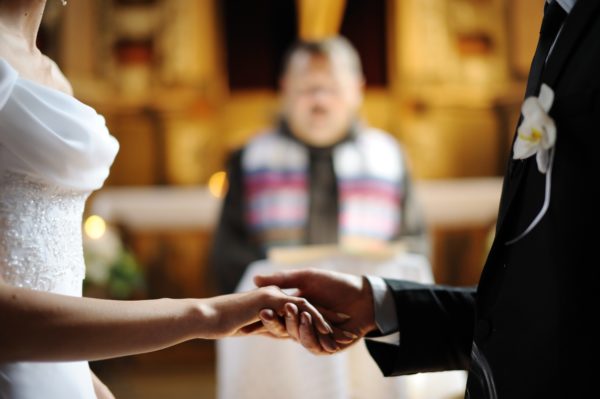 結婚式・新郎・新婦・牧師・神父